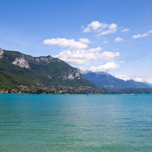 Naviguer sur le lac d'Annecy, une évasion en pleine nature !