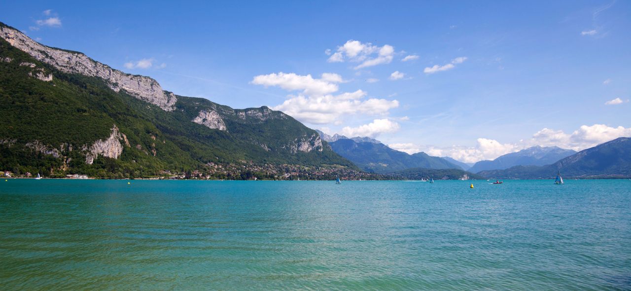 Naviguer sur le lac d'Annecy, une évasion en pleine nature !